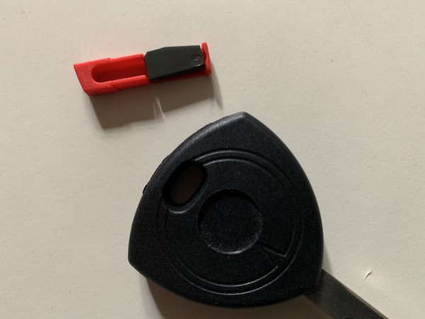 88EF9AB7-C8FB-4453-B2A0-B3387DB0843E.jpeg (2.78 Mio) Consulté 2786 fois Normalement c est prévu pour une puce allongée arrondie, mais ça va très bien