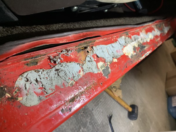 E5B59526-5EFC-4922-BD74-0F71DAAB5539.jpeg (2.87 Mio) Consulté 4712 fois Quelle s@#& »€... le seuil colle avec du mastic. Quelle idee... du coup, il est bien abîmé, pas sûr que je puisse le ramener. Hélas, corrosion. Autour des trous. Est çe que c est du aux échanges alu métal, eau?