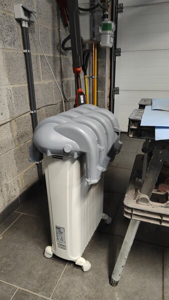 Une fois, les 3 couches passées et séchées sur le radiateur. La technique radiateur électrique et carton pour faire four marche très bien. Elle permet surtout d'éviter d'empester toute la maison. La pièce chauffant de l'intérieur, ça permet de la chauffer beaucoup plus vite et de manière beaucoup plus uniforme qu'avec un décapeur thermique.