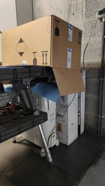 J'ai placé un grand carton par dessus pour garder la chaleur. C'est assez efficace.