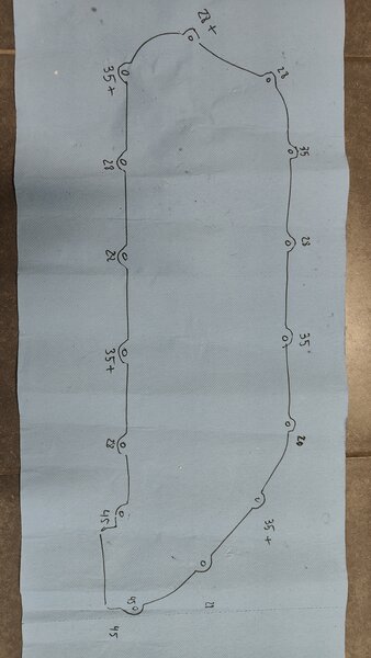 Il y a trois attaches et 4 longueurs de visses différentes. Voici le schéma si d'aventure un distrait venait à démonter sans noter qui va où  ;)