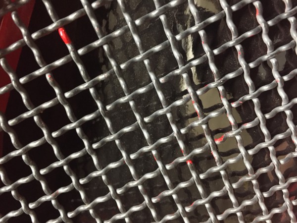 7857226B-4056-43B3-A4C8-D9FB41DF0D93.jpeg (1.57 Mio) Consulté 3522 fois Détail de la grille avec éclats de peinture noire