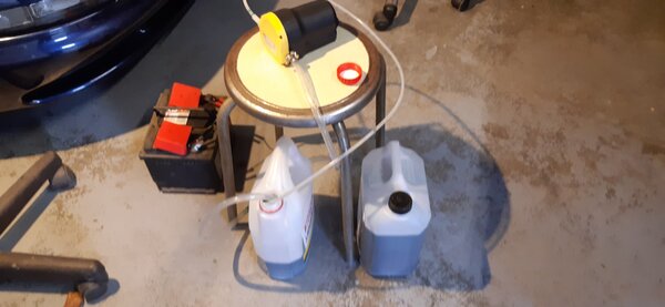 20220327_185919.jpg (2.21 Mio) Consulté 3502 fois La pompe 12V à 20€ et le vieux liquide