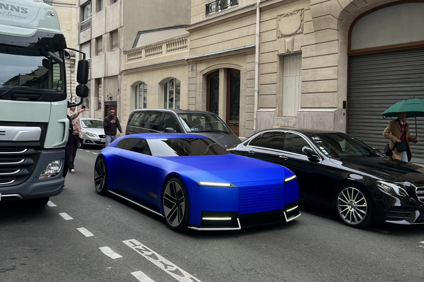 6c9f86bd-le-concept-car-electrique-jaguar-type-00-apercu-a-paris-charge-avec-un-groupe-electrogene__w1280.jpg