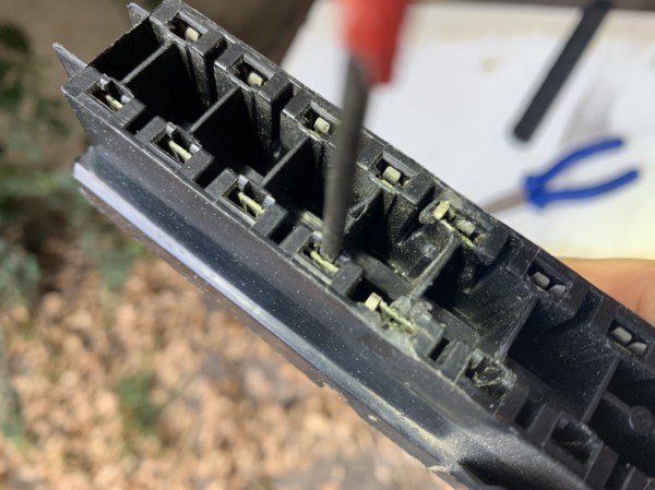 226FD622-83F8-4DE8-9FBD-5AD77FEC7B0A.jpeg (271.66 Kio) Consulté 6841 fois Donc il faut placer le petit tournevis dans l encoche derrière