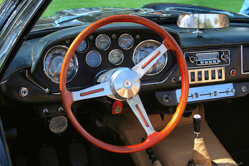 1965_Maserati_Mistral_Spyder_-_dash_(4637041629).jpg