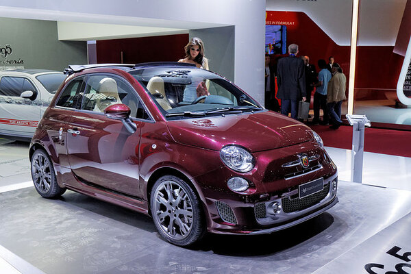 Fiat_Abarth_695_Edizione_Maserati_-_Mondial_de_l'Automobile_de_Paris_2012_-_003.jpg