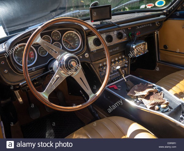 interieur-d-une-voiture-de-sport-classique-maserati-sebring-avec-des-gants-de-conduite-e9r6r1.jpg